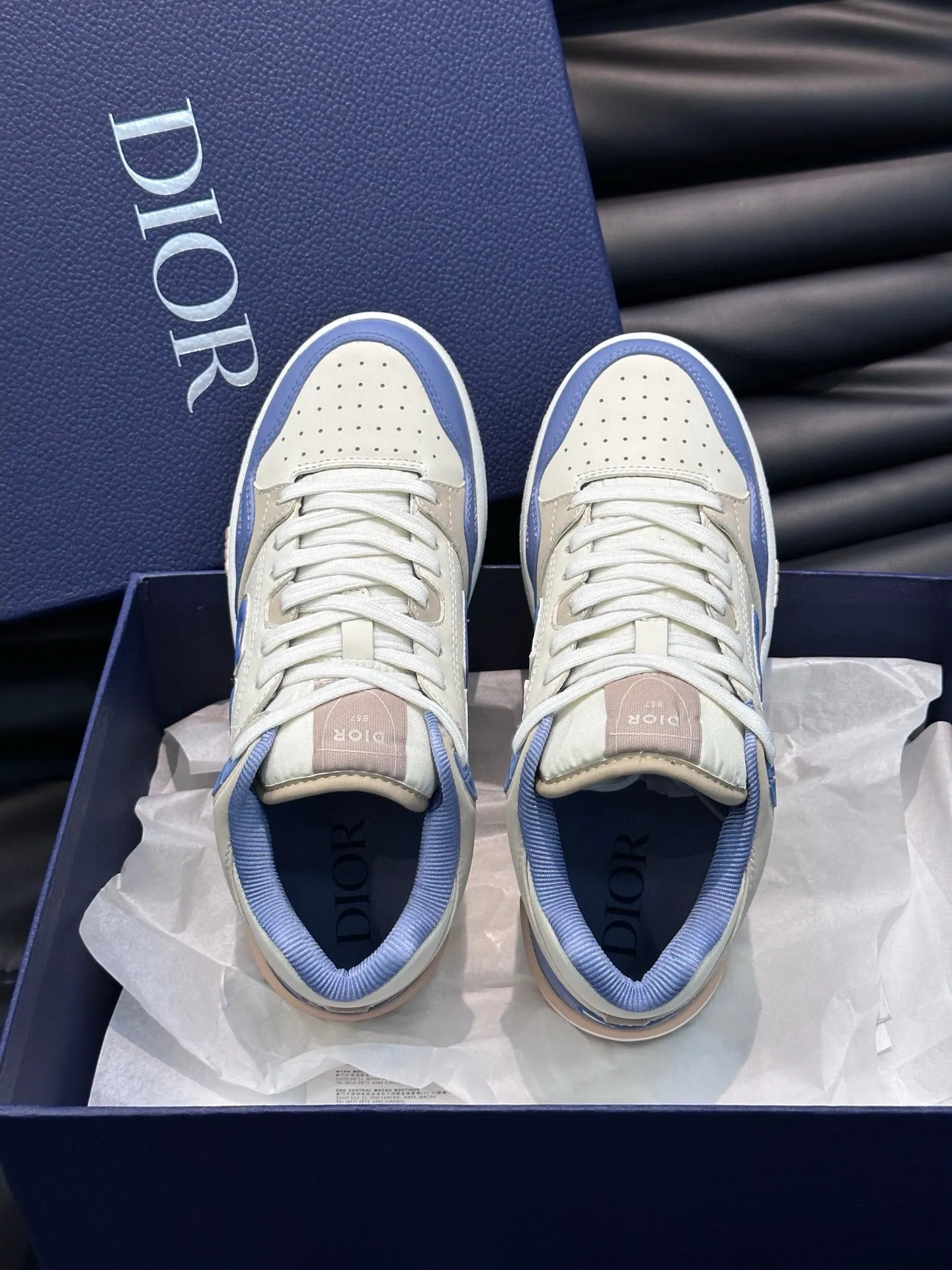 Ex-factory price: 440💰DIOB57 mid-top sneakers are shipped. This B57 mid-top sneaker is a new product in the 2024 spring men's wear series. It reinterprets the basketball shoe design and has become a classic item of Dior. Mid-top lace-up style crafted from color-blocked cow leather with contrasting suede and a CD logo displayed on the side. The tongue is decorated with the Dior B57 logo, and various distinctive details enhance the style. The CD logo eyelet details, upper stitching and rubber panels highlight the dynamic charm of its sports style. With two-color rubber sole, mesh fabric lining and cotton lining for foot padding, the upper foot is comfortable and breathable. Can be paired with a variety of clothing to create a sophisticated look. Code 38-44, (45 can be customized)